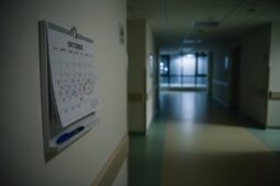 Kalender mit markierten Terminen und Stift im schwach beleuchteten Krankenhausflur